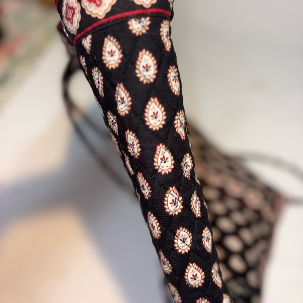 Vera Bradley retired drawstring backpack in the "Classic Black" paisley pattern - Picture 11 of 15